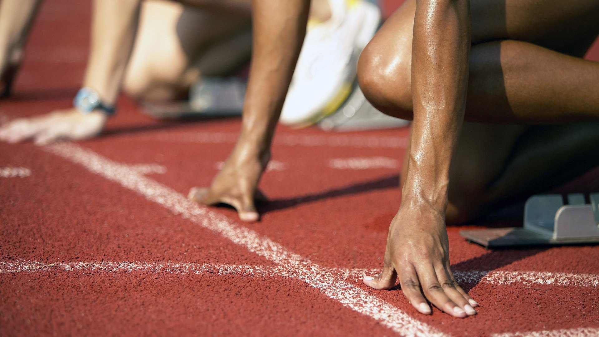 球队旅途中遭遇突发天气，赛事方做出应急安排，球队遇难